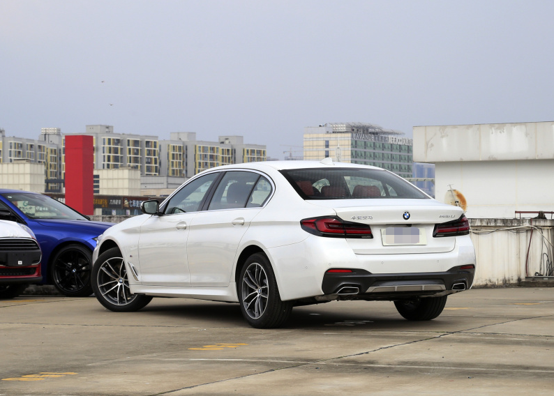 手握40万，奥迪A6L和宝马5系哪个档次高？对比后差距明显