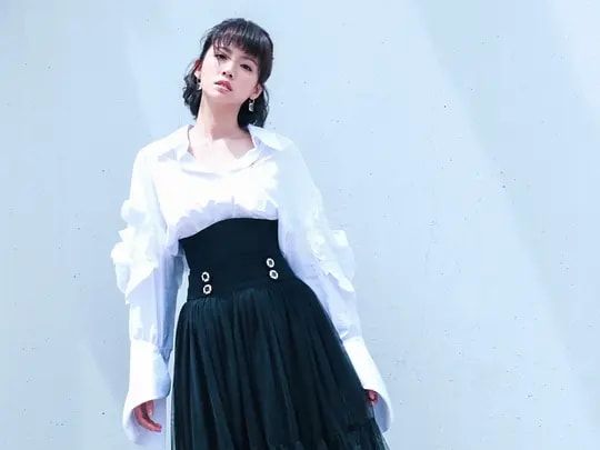 她被誉为“TVB发电机”，曾被开价200万一晚，入行7年传15段绯闻