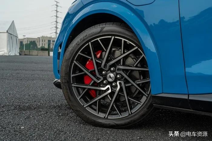 「电马」来袭！Model Y慌了吗？试驾福特Mustang Mach-E