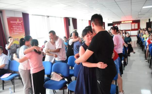 供一个大学生读完大学，需要花多少钱？家长翻开账本：10万挡不住