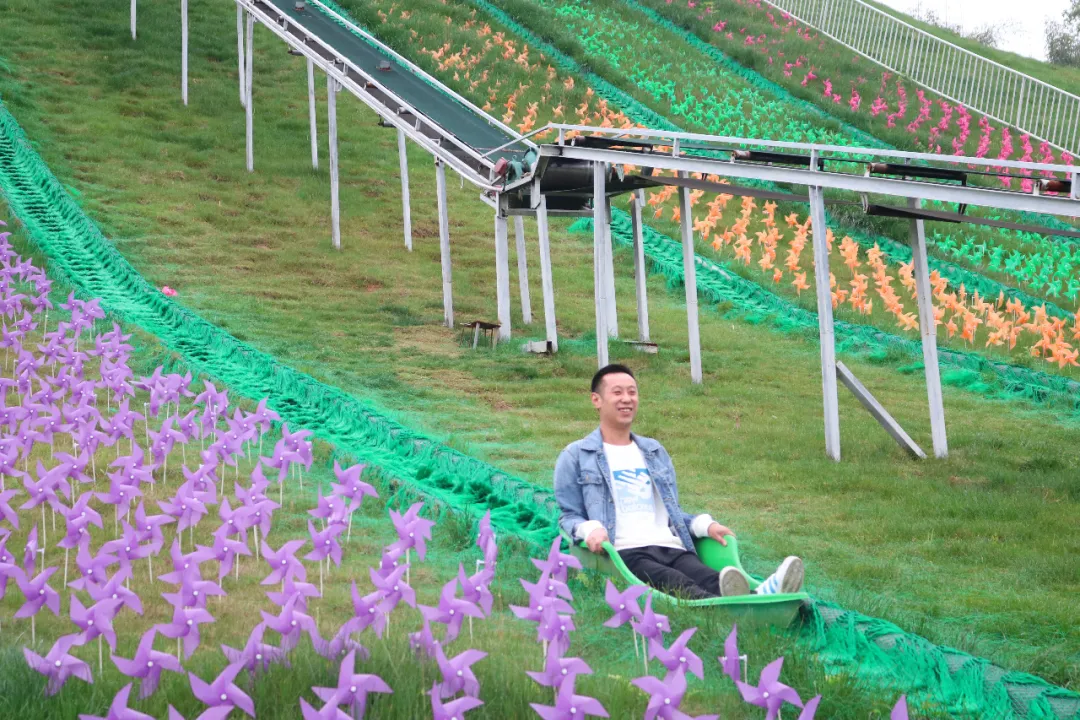 来北川「飞鸿滑草场」体验45°极限滑草，带孩子们来嗨翻天