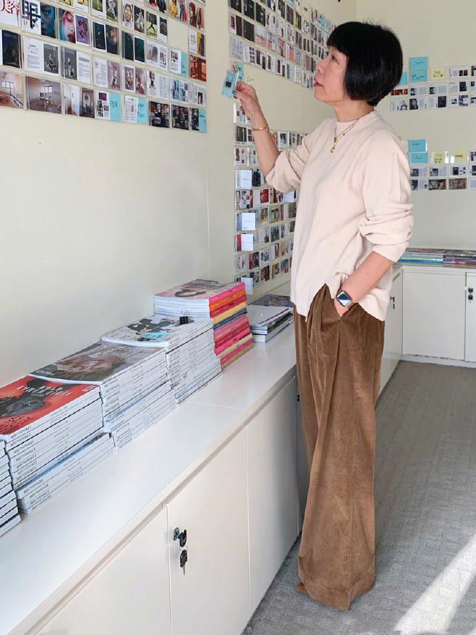 国产时尚女魔头张宇再出发!晒照重新工作,经典裤装化身都市强人