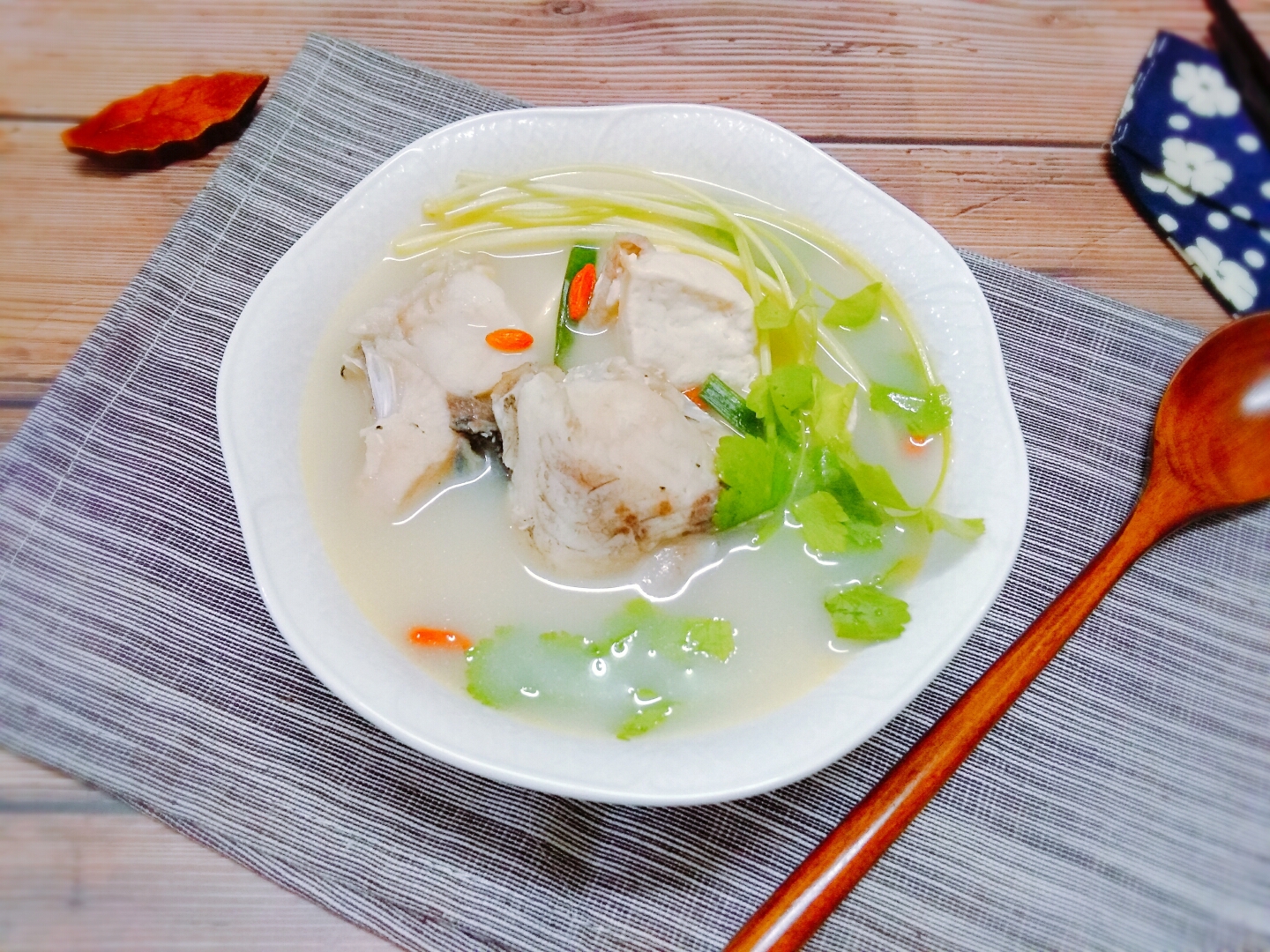 图片[2]-【芹菜鱼片汤】做法步骤图 营养丰富还能解馋 家里-起舞食谱网