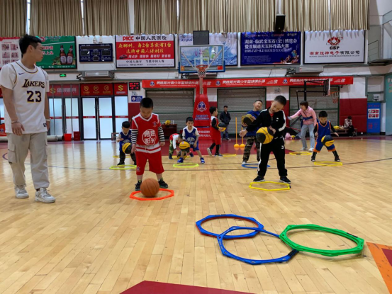 郴州学篮球到哪里好（青少年“体育·新时代”郴州勇胜阳光青少年篮球俱乐部夏令营站）