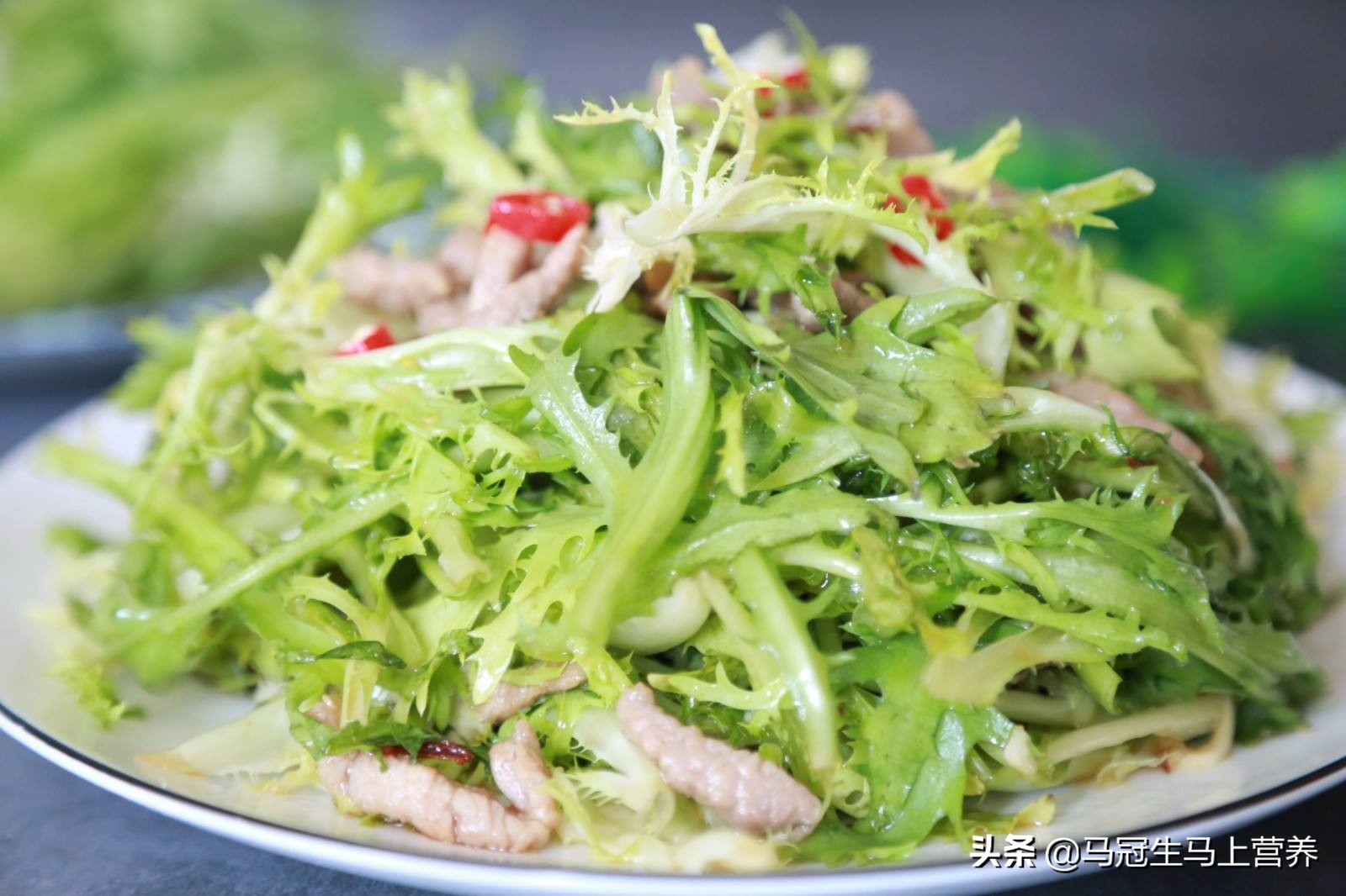 苦苣菜的做法有很多,凉拌,炒制,做汤,做火锅涮菜都可以,洗净后蘸酱