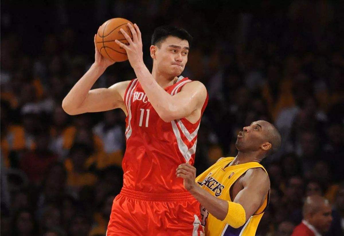 哪些中国人在nba打过球(中国共有6名球员打过NBA，姚明总薪资最高，最低的是谁呢？)