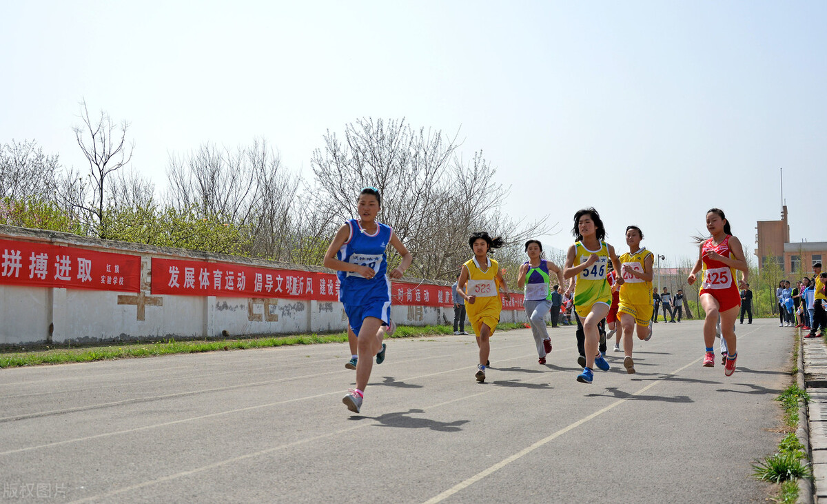 小学六年级满分作文700字：操场上的一幕-小学作文