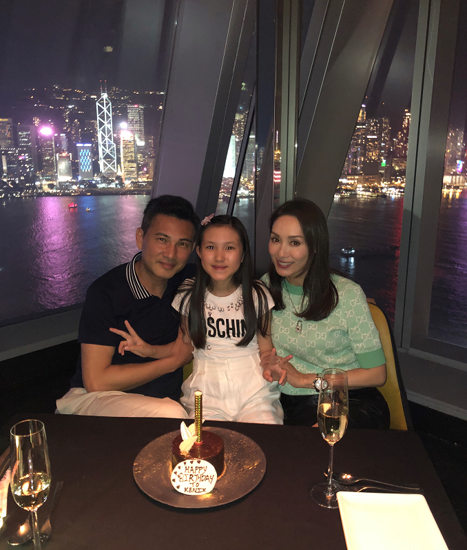 郭可盈黎姿同框，豪门千金与阔太的既视感明显，却都不太显年龄