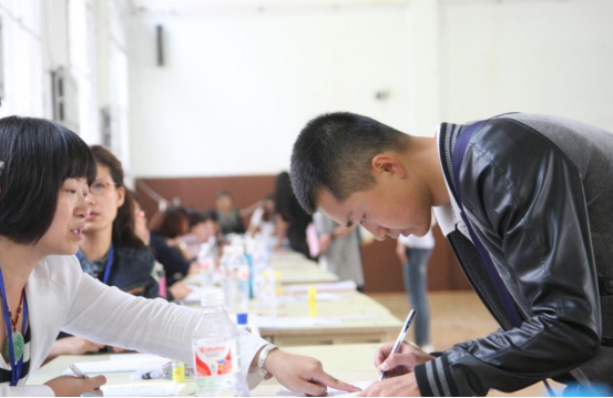 2021年“铁饭碗”排名，公务员跌出前五，榜首年薪10万起步