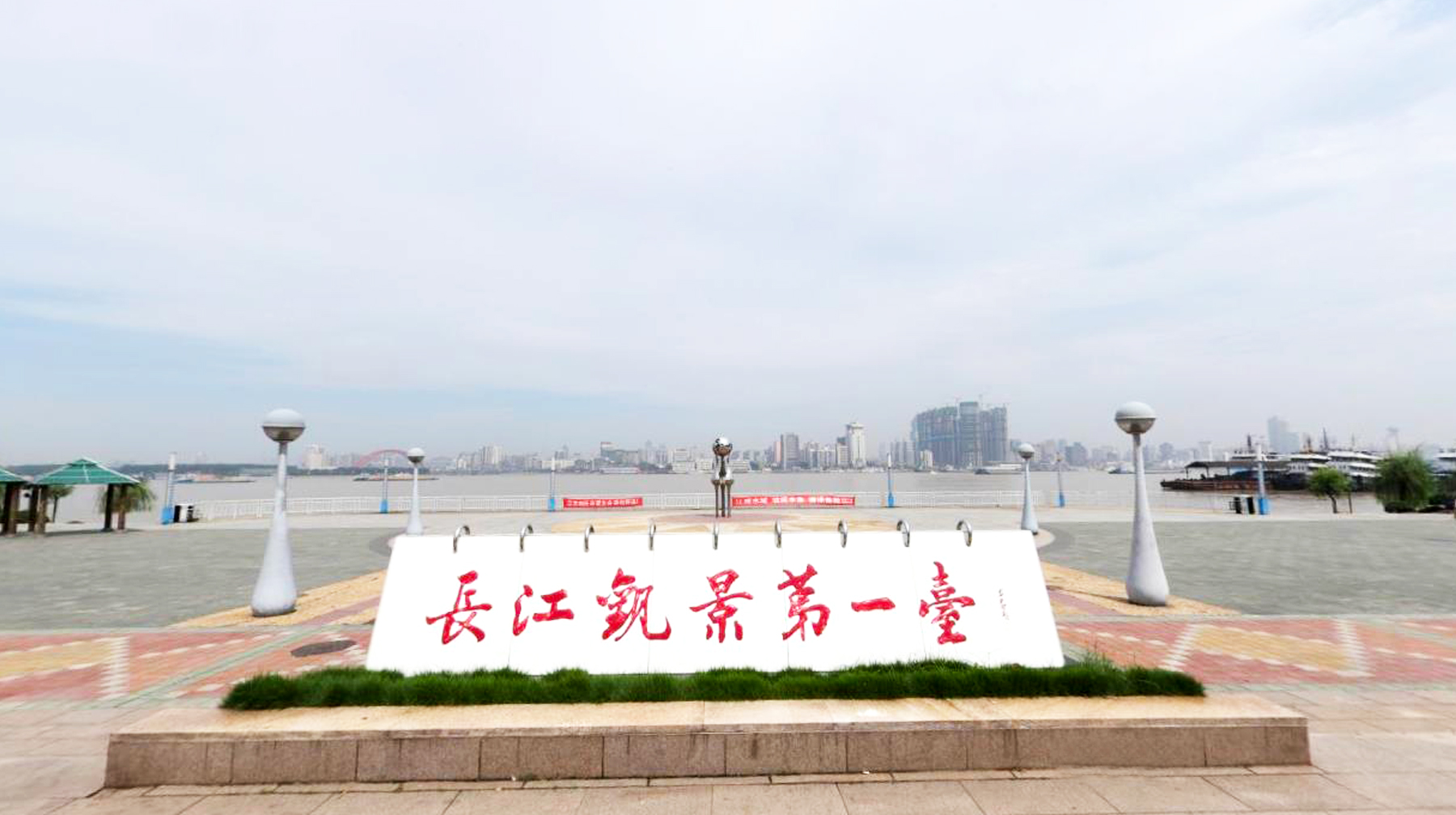 五一游湖北，武汉长江边有座壮阔的观景台，鸟瞰江景的好地方