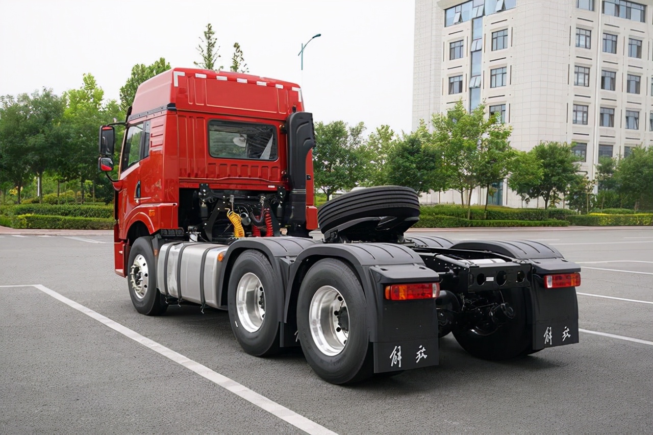 7万起,4款国六重卡牵引车盘点,都是高性价比,你选谁?