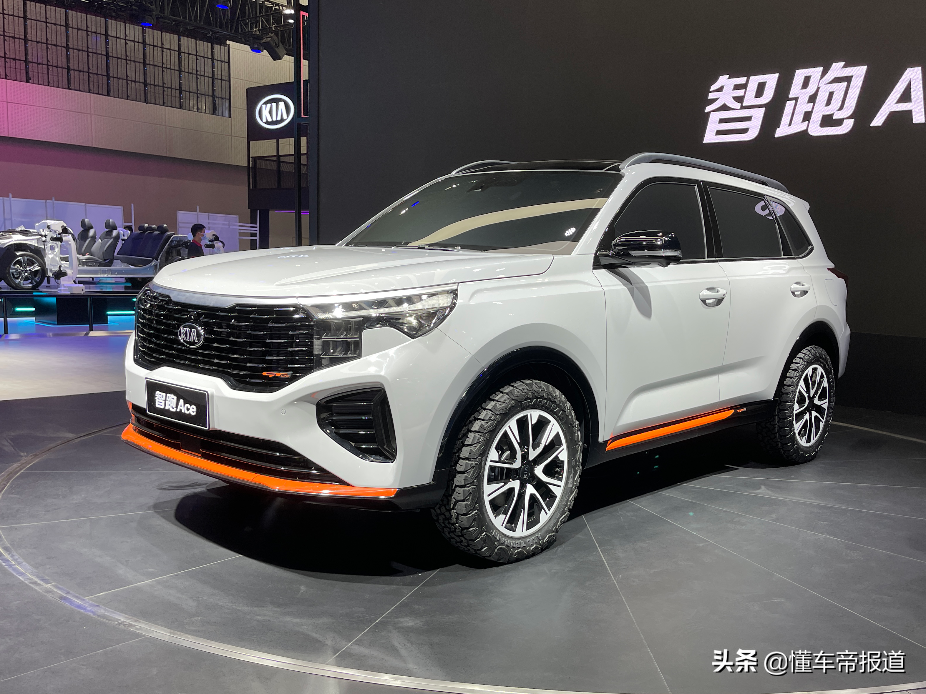 新车 </p><p>　　 东风悦达起亚智跑Ace首秀，造型硬朗，前脸霸气