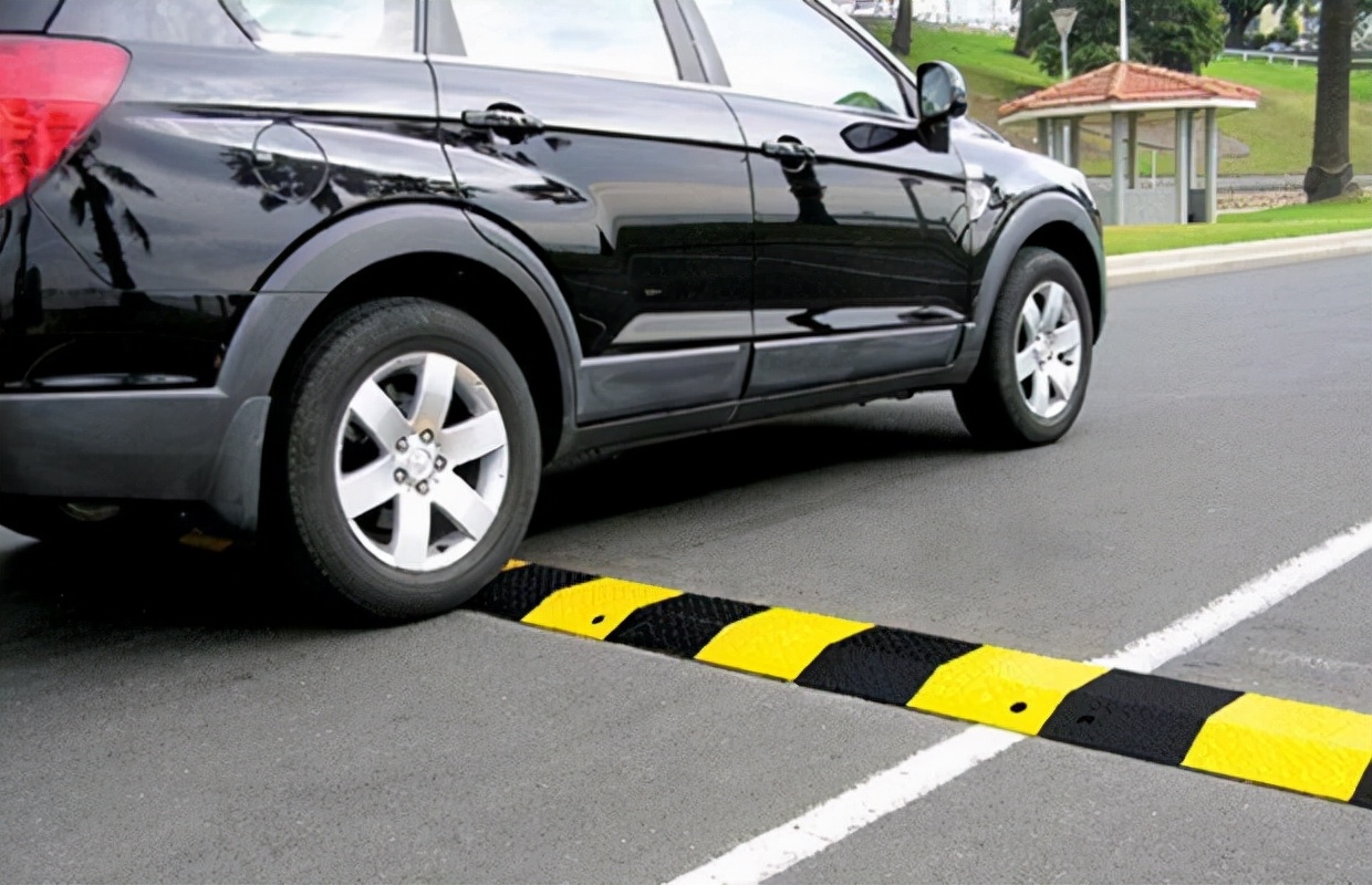 如何正确过减速带该不该踩刹车修车工再说最后一次