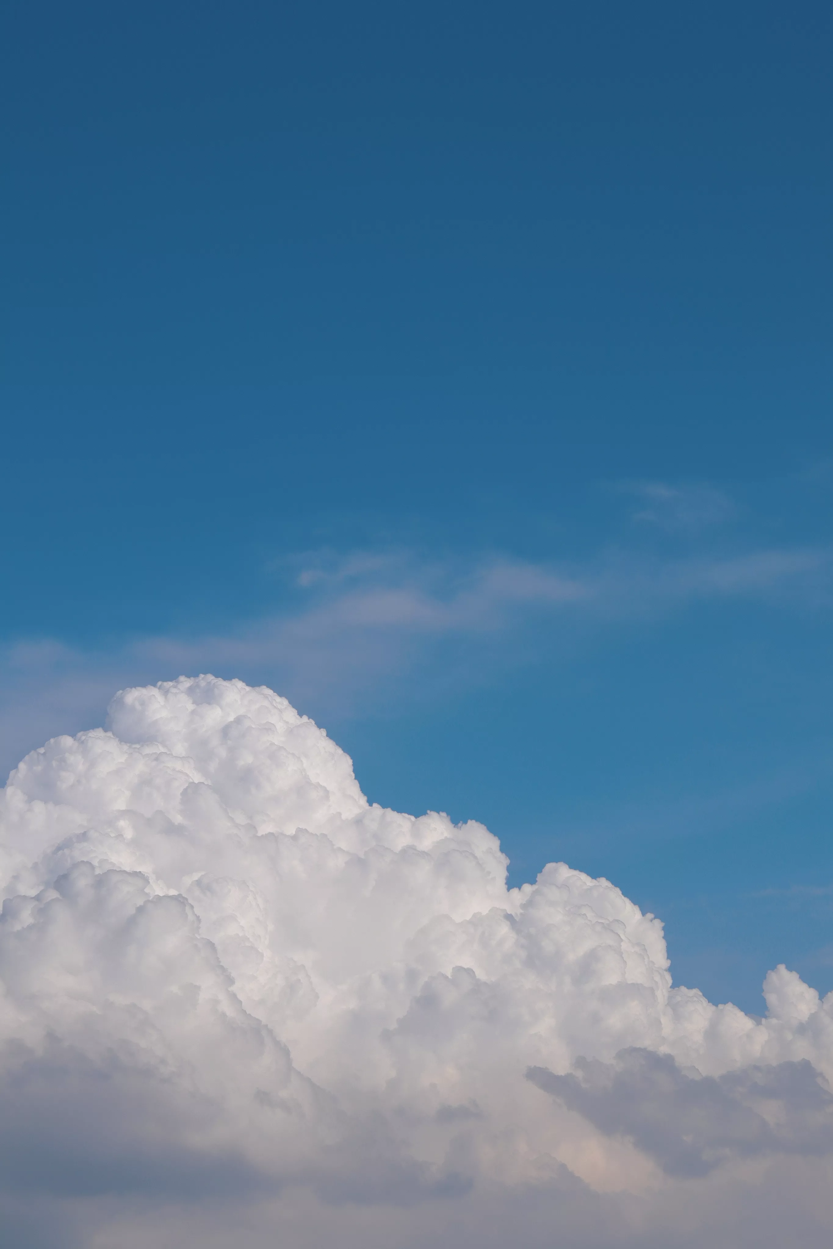 今天的天空像一封深蓝色的情书，云朵是天空写过最美的文案