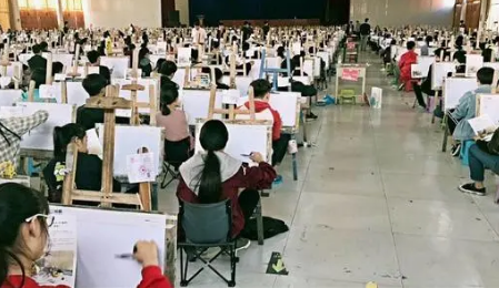 初中生画的“黑板报”火了，老师看后不忍心擦掉，网友：粉笔马良