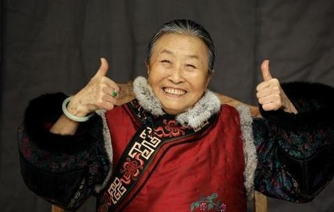 张少华去世：年迈的她为了儿子还房贷，儿子为何不去医院看望？