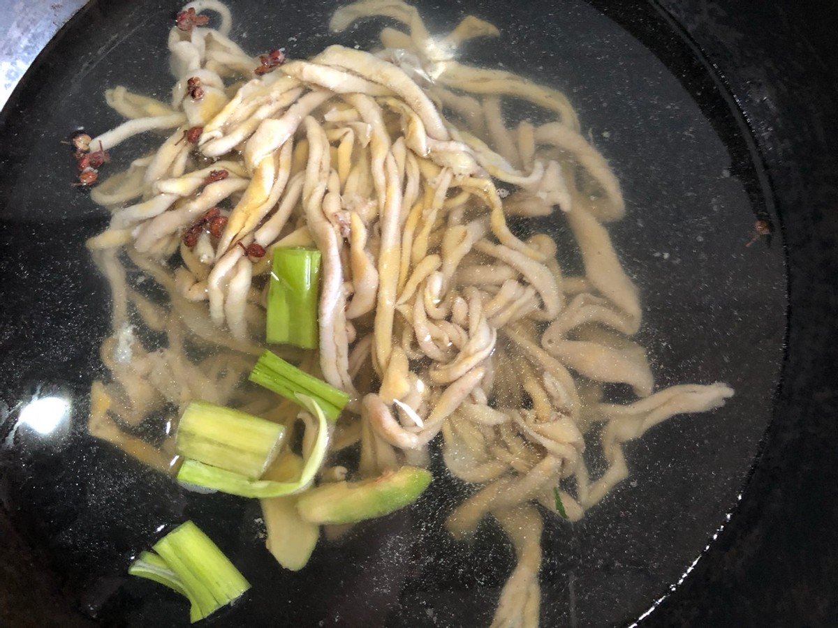 自制麻辣鸭肠，麻辣鲜香，干净卫生，比外面买的还好吃