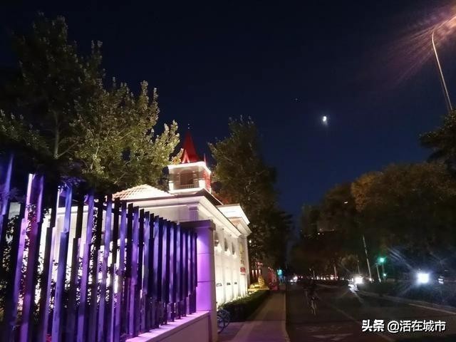 慢慢走，看摩天轮在夜色里闪闪烁烁