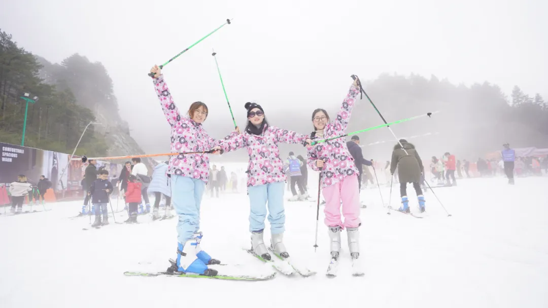 12月杭州哪里可以滑雪(千米高山，十年品牌，临安大明山万松岭滑雪场昨天开滑)