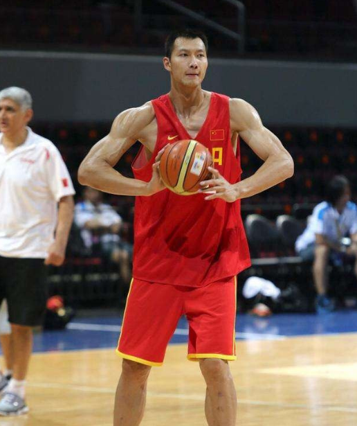 为什么打nba的肌肉都大(为何说NBA是肌肉男制造厂？看了这5人的身材变化 你就懂)