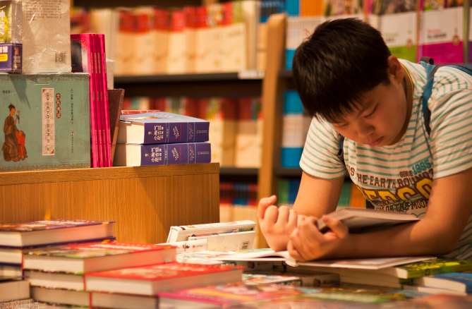 培训机构摇身一变成“补课奶茶店”，网友笑了：还是熟悉的配方