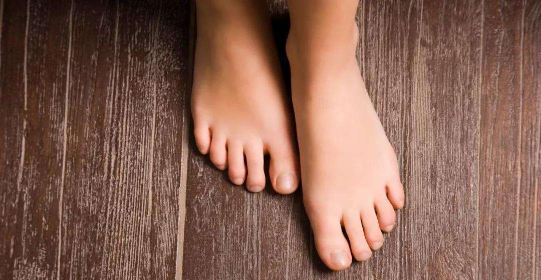 扁平足的危害及治疗图片视频,小孩扁平足有什么危害-友友