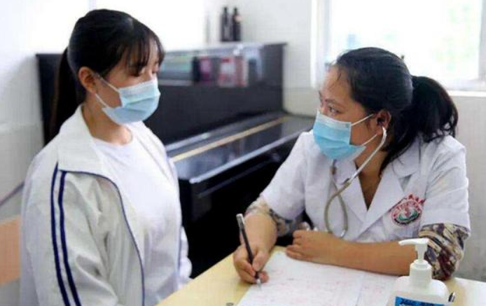 高考体检“翻车现场”，学生担心的事严重超纲，让人尴尬又好笑