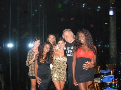 狩猎性侵近百少女、雇妓女强上14岁儿子…这个英国富豪终于被抓