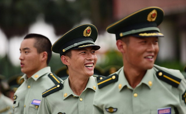 在校大学生读士官学校好，还是退伍回到学校读书好？