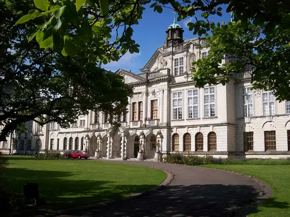 英国各大学高考录取线公布！好学校都要600分以上？