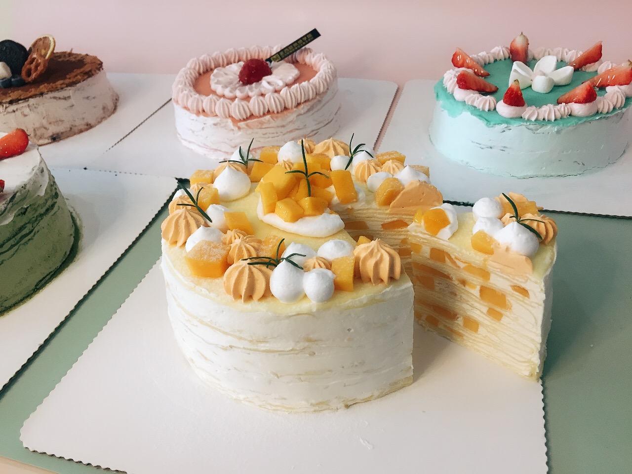 重庆学西点烘焙去培训学校好还是跟师傅学好？