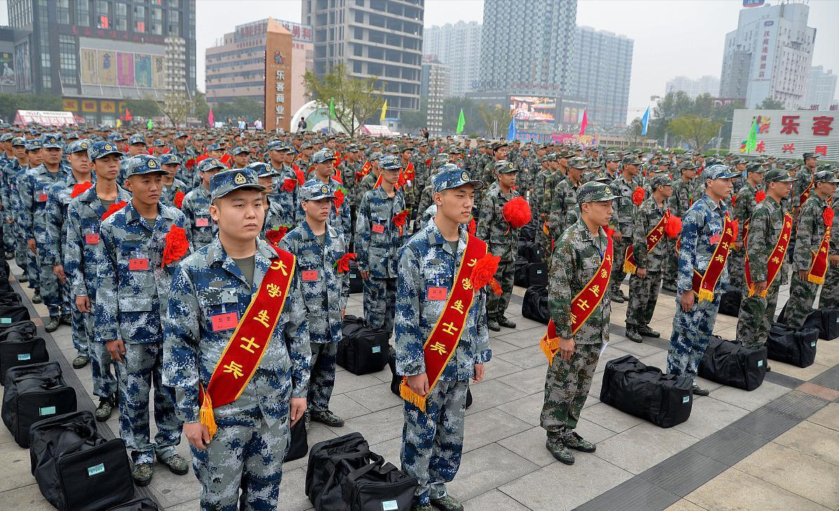 本科毕业生当兵有7大优势和3点劣势，学生和父母须知