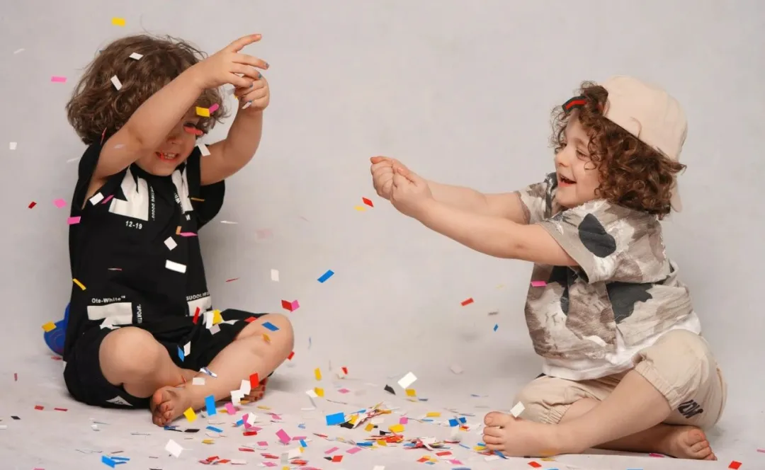 妈妈喂孩子母乳，一天换3次睡衣，娃一边吃一边拉的狼狈，太囧了