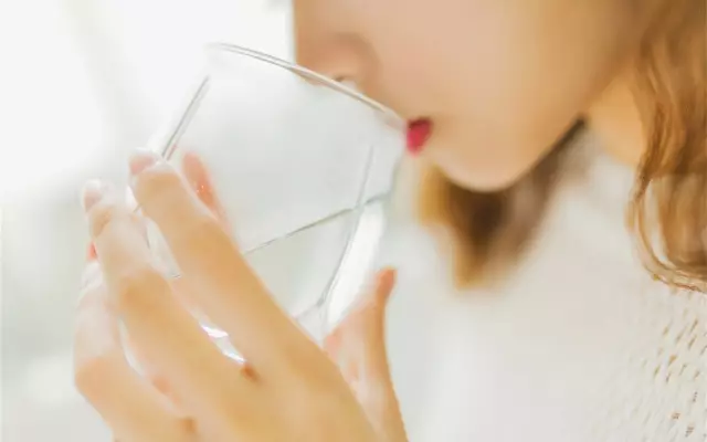 出轨男对妻子吼：“我出轨是情非得已，你爱信不信！”