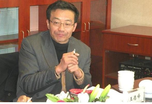 老师上课烟不离手，学生却无半点抱怨，这位复旦教授究竟有何魅力