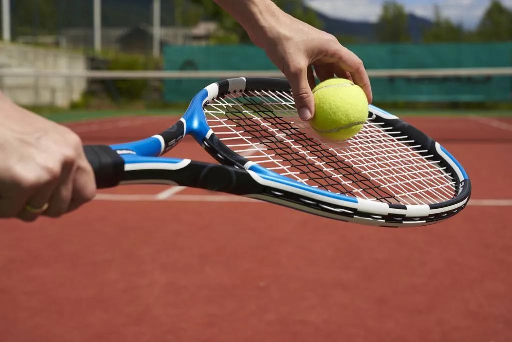 网球拍面积计算公式(业余球员的认识误区：过多关注网球拍，却忽视了拍线的重要性)