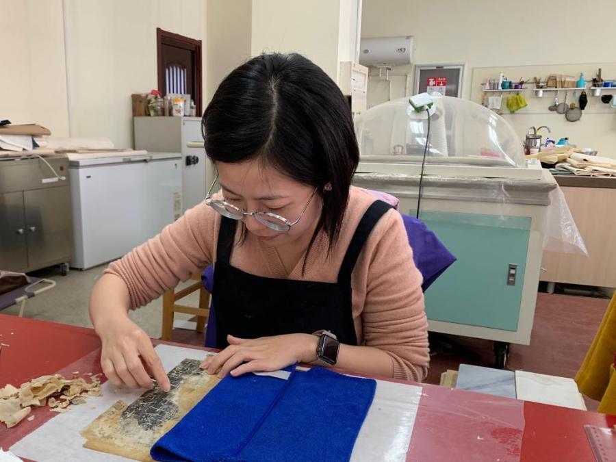 新闻周刊丨文物会得“癌症”还传染？！我在青博修文物：会望闻问切，还要懂护肤美颜