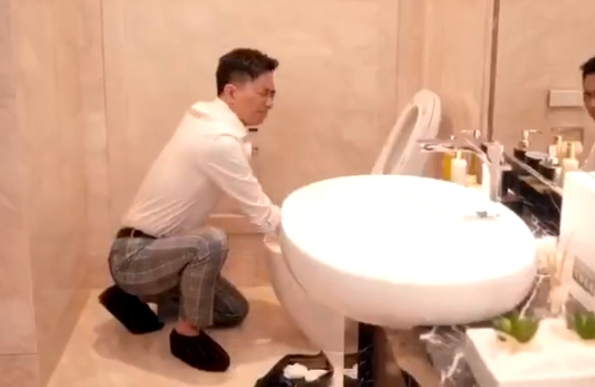 高二退学，大学被开除，成名后又离婚、抑郁症，看王自健反转人生