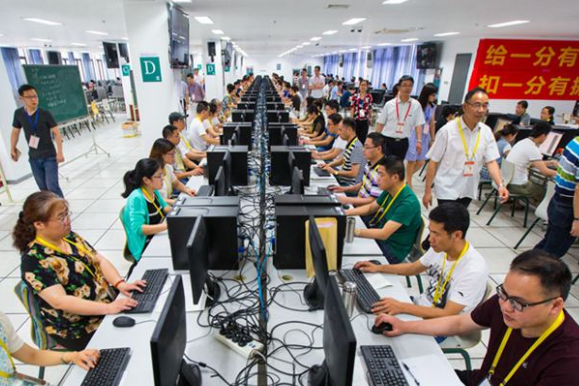 多省高考阅卷现场图片流出，高考分数是这样诞生的，考生：长见识