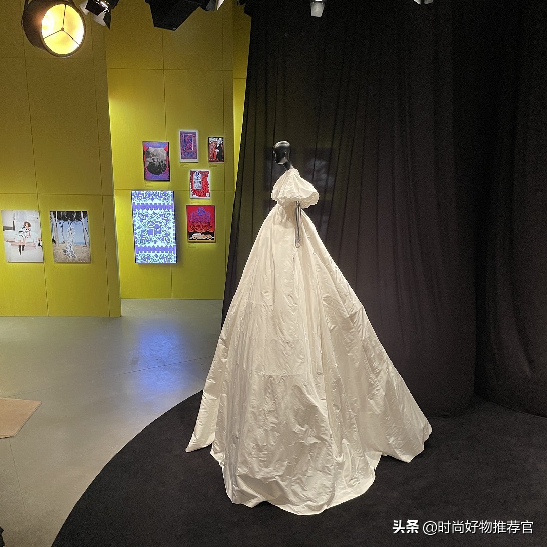 特写 | VALENTINO新展：玫瑰、铆钉与高定精神