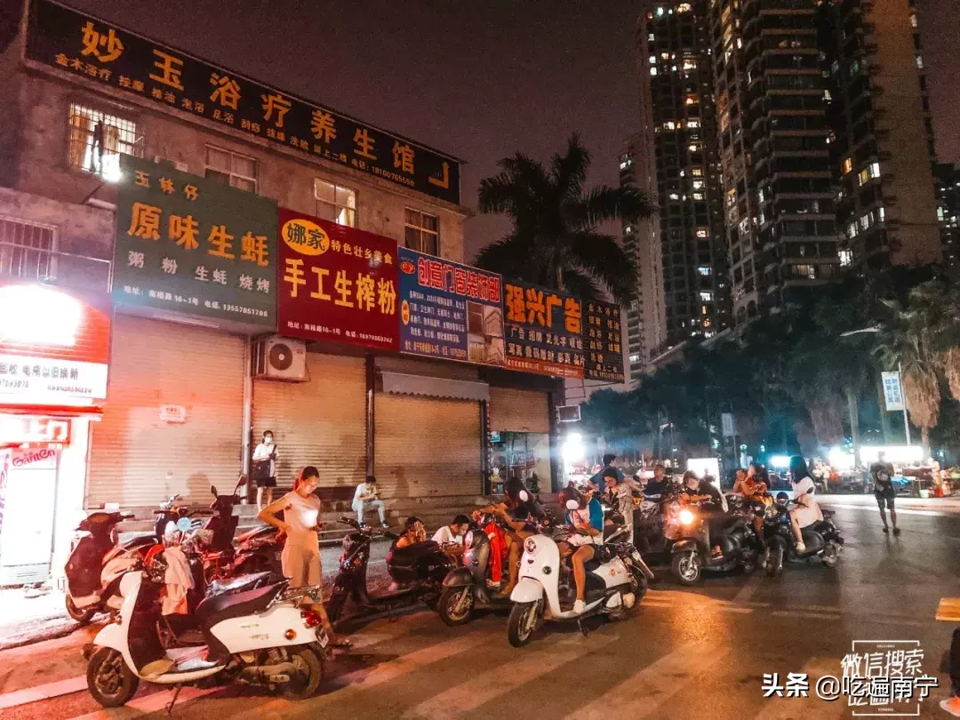 这家晚上10点半才开摊的烧鸭粉!还没开摊就有人在排队