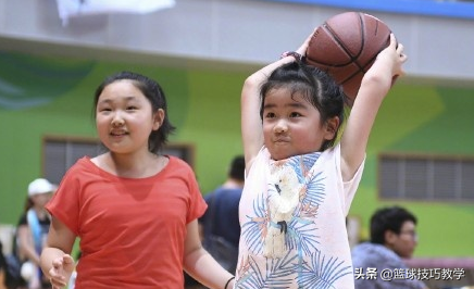 姚明女儿在哪里学篮球（姚明携女在野球场出现！女儿才10岁就上场练手啊？）