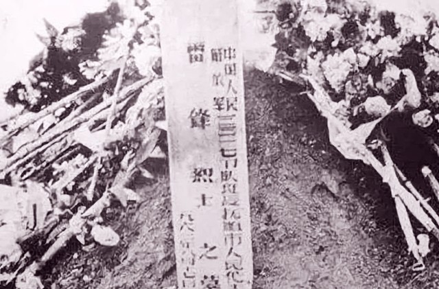 雷锋下葬的真实照片：摩托车开道，十万人送行
