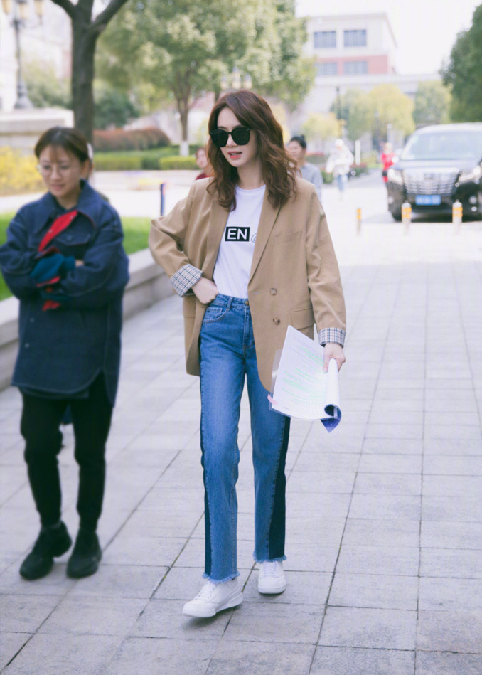 戚薇新出16款牛仔裤潮搭,每套都有设计感,不会街舞也燃爆街头