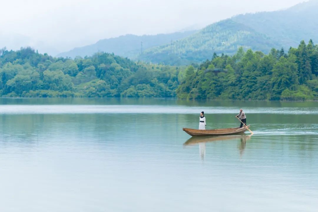 念家李白(李白旅游太晚回不去，借住在老婆婆家，写下一首诗感动后世1200年)