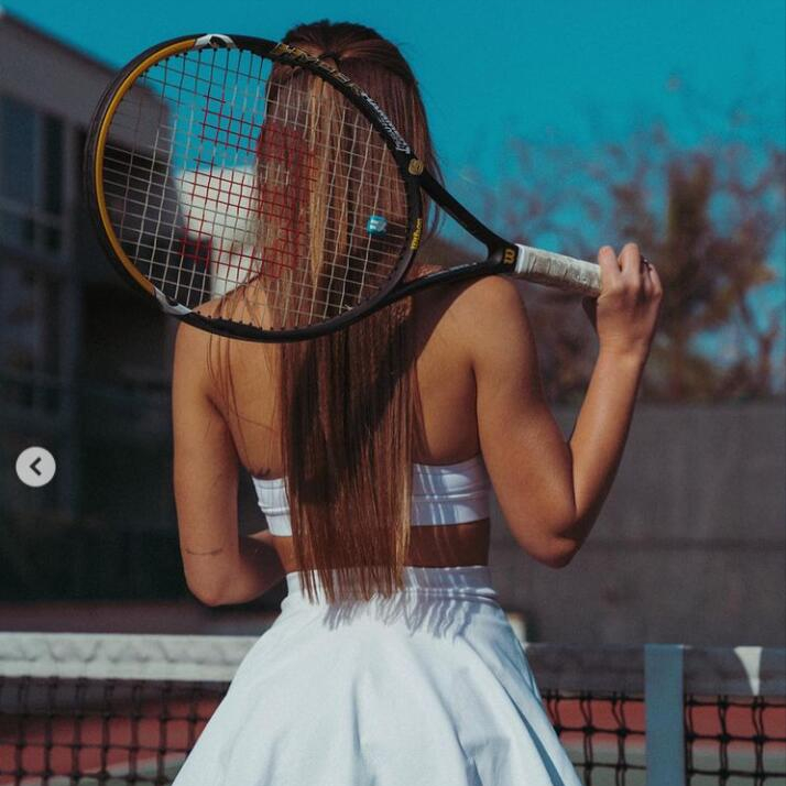 网球场女生拍照(热爱运动的外国美女，NickyGile在网球场拍摄的写真照片)