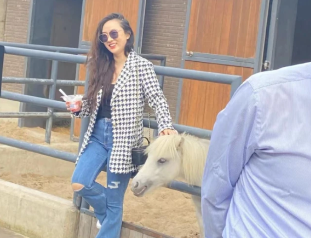 杜江夫妇喝下午茶被偶遇，霍思燕又胖了，双下巴愈发抢镜