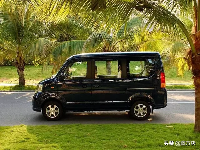面包车界前辈——铃木浪迪，价格在6-7万之间，还包括四驱车型