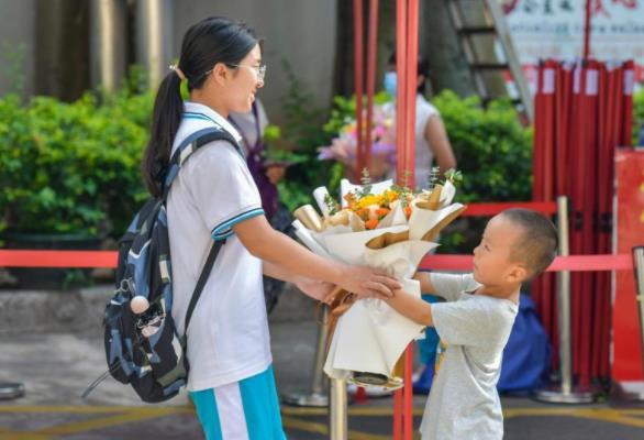 四川第一个走出考场的考生，自信发言引人质疑，难道是第二个林欢