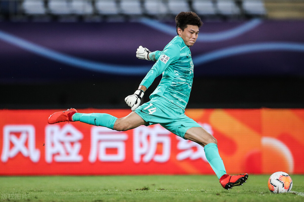 永昌门将邵璞亮在场上表现十分活跃(中超再现"喝水哥"!